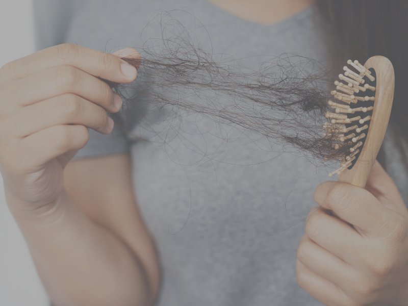 Chute de cheveux : quels compléments aident ?
